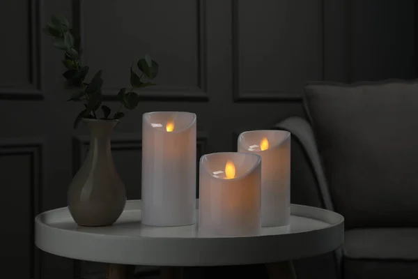 Dekorative Led Kerzen Auf Weißem Tisch Zimmer — Stockfoto