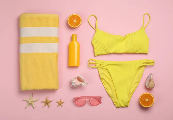 Composizione Flat Lay Con Oggetti Spiaggia Sfondo Rosa — Foto Stock