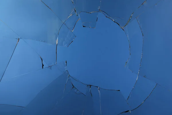 Närbild Krossat Glas Med Sprickor Blå Bakgrund — Stockfoto