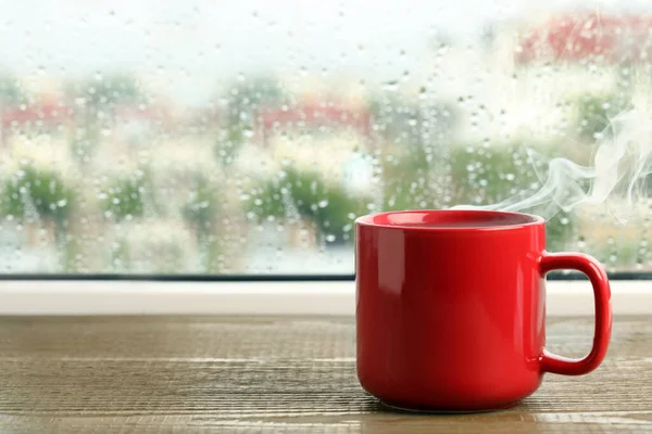 Una Taza Bebida Caliente Cerca Ventana Día Lluvioso Espacio Para — Foto de Stock