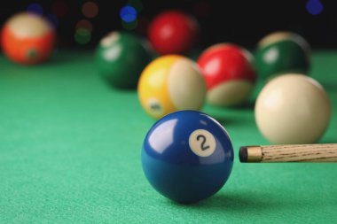 2 numaralı bilardo topu ve yeşil masa.