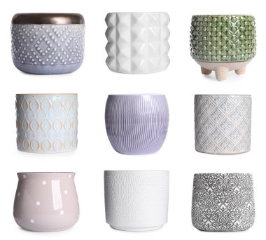 Beyaz arkaplanda farklı seramik saksılarla ayarlanmış 