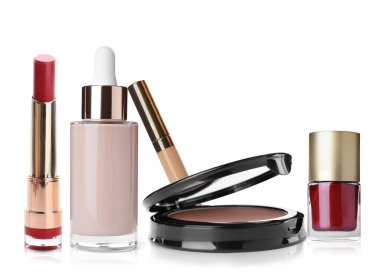 Beyaz arkaplanda farklı dekoratif kozmetik setleri