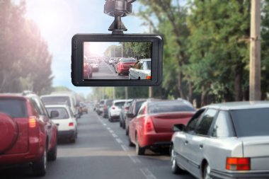 Modern gösterge paneli arabaya monte edilmiş, sürüş sırasında yol manzarası