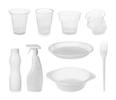 Beyaz arkaplanda farklı plastik ögeler ile ayarla