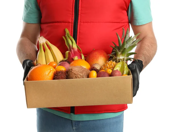 Caja Espera Mensajero Con Surtido Frutas Exóticas Sobre Fondo Blanco —  Fotos de Stock