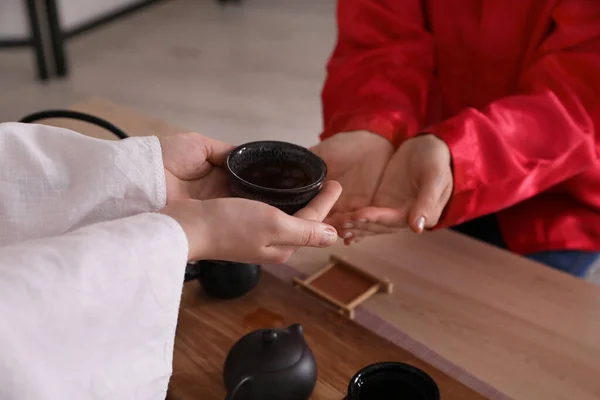 Master Giving Freshly Brewed Tea Guest Ceremony Table Closeup — Stock Photo, Image