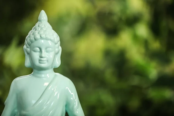 Buddha Statue Vor Verschwommenem Grünem Hintergrund Nahaufnahme Raum Für Text — Stockfoto