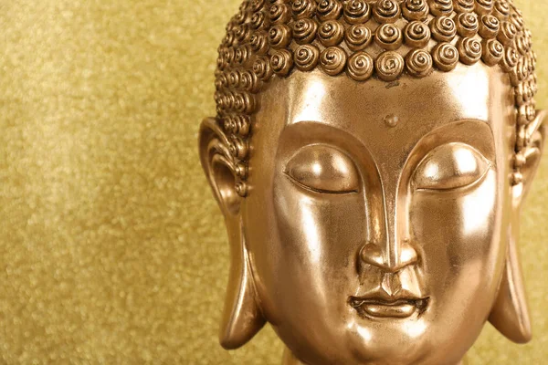 Patung Buddha Dengan Latar Belakang Emas Closeup Ruang Untuk Teks — Stok Foto