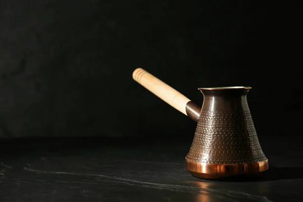 Belle Cafetière Turque Cuivre Avec Poignée Bois Sur Table Noire — Photo