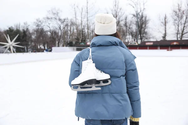 Woman Figure Skates Ice Rink Outdoors Back View — Stock Photo, Image