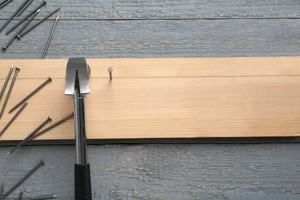 Slaan Van Nagels Plank Grijze Houten Tafel Plat Gelegd Ruimte — Stockfoto