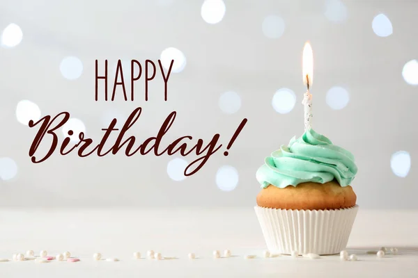 Gelukkige Verjaardag Heerlijke Cupcake Met Brandende Kaars Lichte Achtergrond — Stockfoto