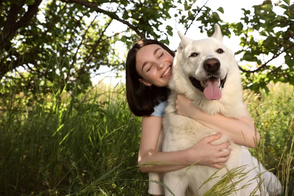 Teenage Girl Hugging Her White Swiss Shepherd Dog Park — Stock Photo, Image