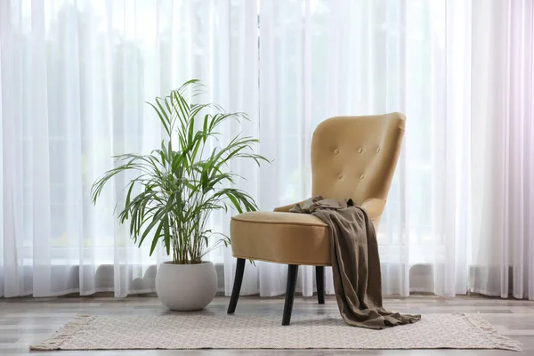 Kényelmes Fotel Ruhákkal Gyönyörű Növényekkel Ablak Közelében — Stock Fotó