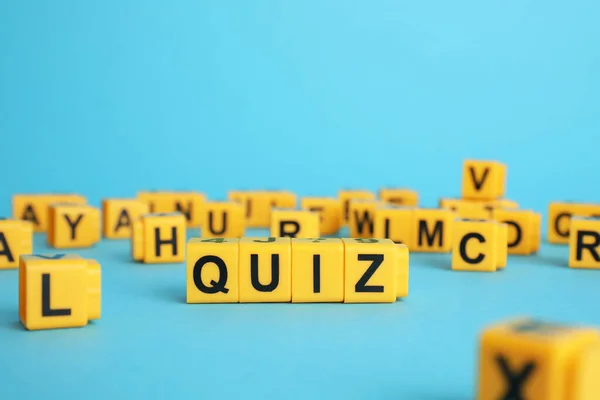노란색 큐브와 파란색 Quiz 단어가 있습니다 원문을 — 스톡 사진