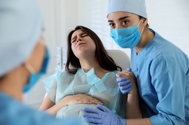 Kadın doğum hastanesinde doğum yapıyor.