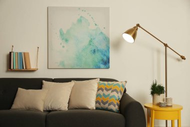 Rahat kanepe ve zemin lambası olan şık bir oturma odası.