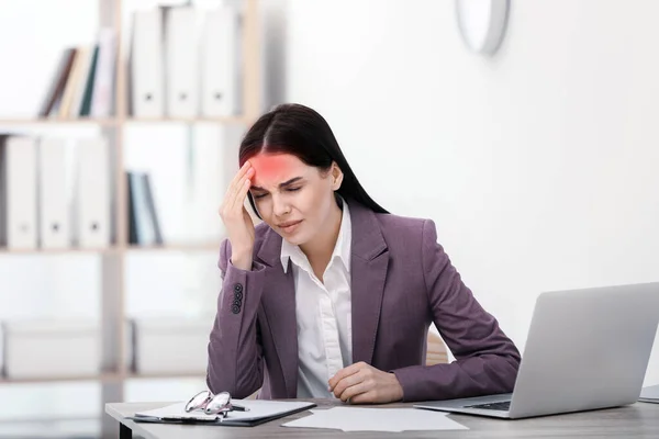 在职工作场所患有偏头痛的妇女 — 图库照片