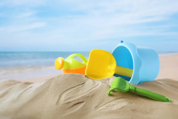 Plastik Oyuncak Kürekle Deniz Kıyısındaki Kumsalda — Stok fotoğraf