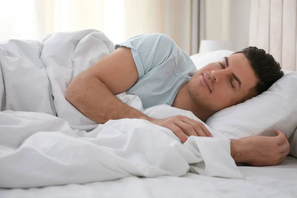 Hombre Durmiendo Cama Con Sábanas Blancas Casa —  Fotos de Stock