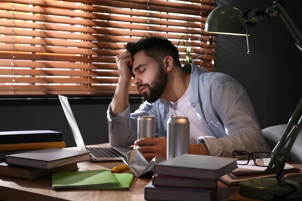 Giovane Stanco Con Bevanda Energetica Che Studia Casa — Foto Stock