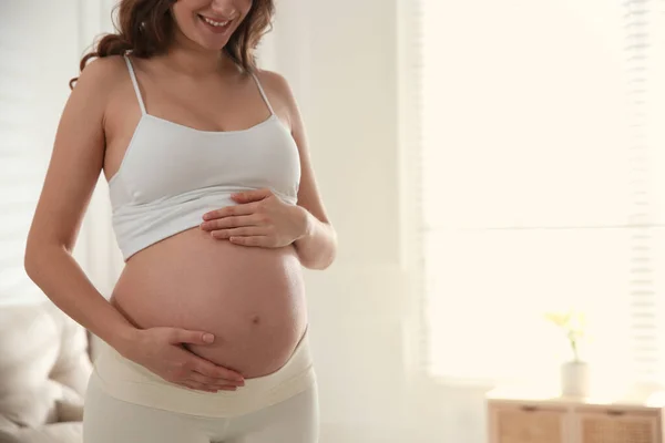 Zwangere Vrouw Raakt Haar Buik Binnen Close — Stockfoto