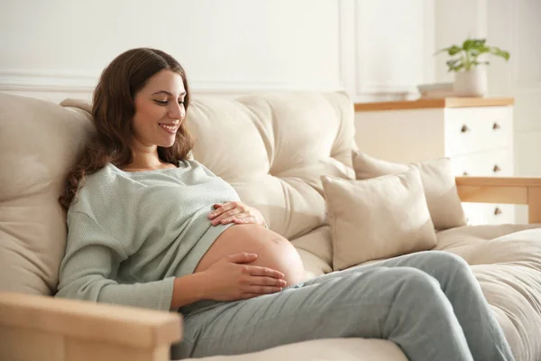 Gelukkig Zwanger Vrouw Aanraken Van Haar Buik Binnen — Stockfoto