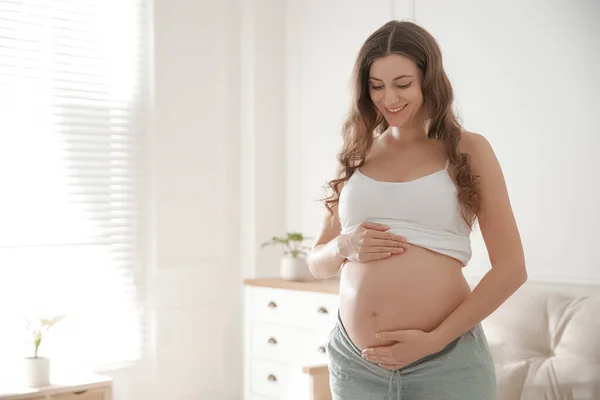 Gelukkig Zwanger Vrouw Aanraken Van Haar Buik Binnen — Stockfoto