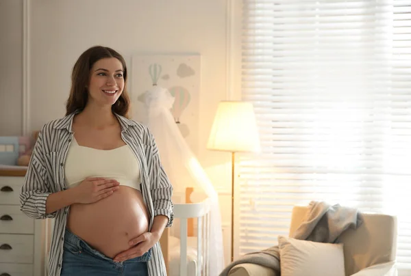 Gelukkig Zwanger Vrouw Aanraken Van Haar Buik Binnen — Stockfoto