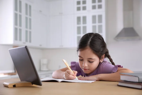 Bambina Che Compiti Con Tablet Moderno Casa — Foto Stock