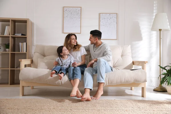 Glückliche Familie Mit Kleiner Tochter Auf Sofa Wohnzimmer — Stockfoto