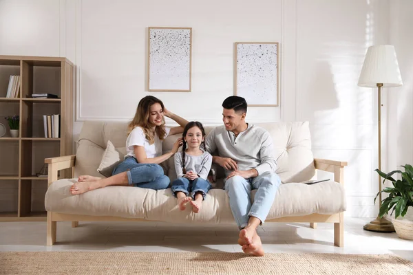 Famiglia Felice Con Figlioletta Seduta Sul Divano Salotto — Foto Stock