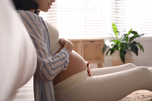 Grávida Jovem Tocando Barriga Casa Close — Fotografia de Stock