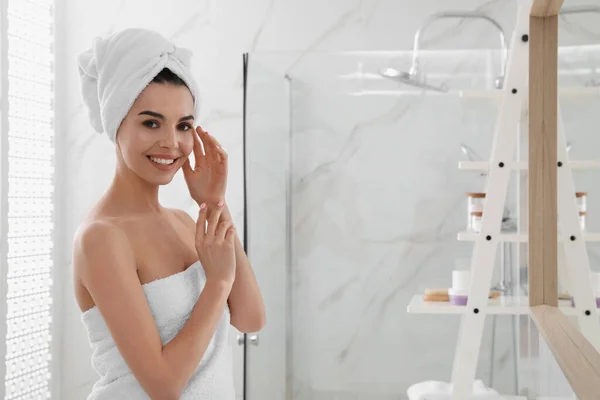快乐的年轻女人头上拿着毛巾在浴室里 文字的空间 — 图库照片