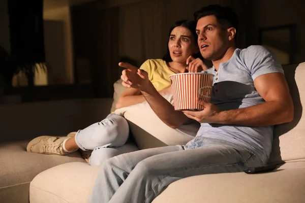 Casal Assistindo Filme Com Pipocas Sofá Noite — Fotografia de Stock