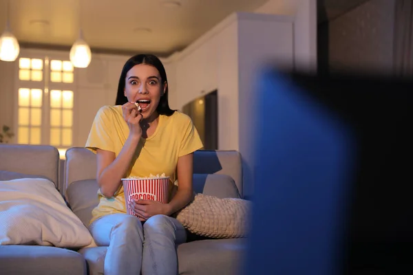 Junge Frau Schaut Sich Nachts Film Mit Popcorn Auf Sofa — Stockfoto