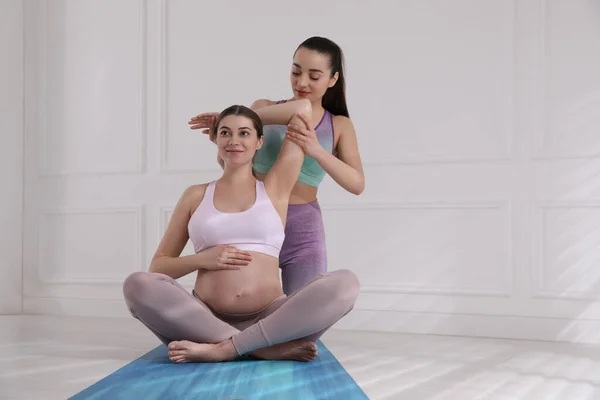 Εκπαιδευτής Που Δουλεύει Έγκυο Γυναίκα Στο Γυμναστήριο Προετοιμασία Για Γέννηση — Φωτογραφία Αρχείου