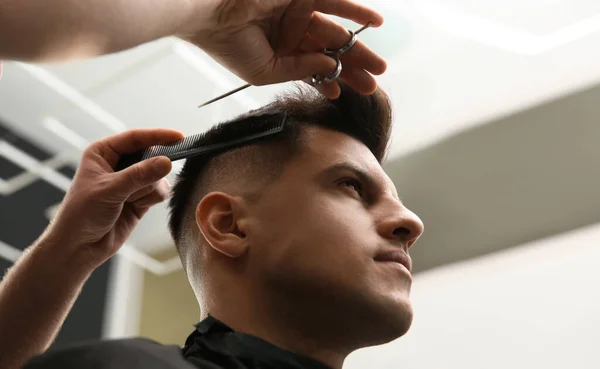 Professional Barber Making Stylish Haircut Salon Closeup — Stock Photo, Image