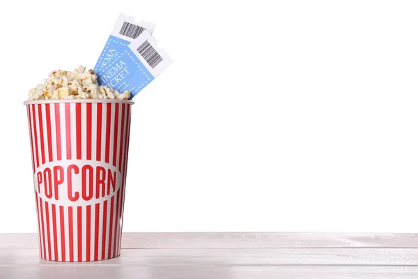 Läckra Popcorn Med Biljetter Träbord Mot Vit Bakgrund — Stockfoto