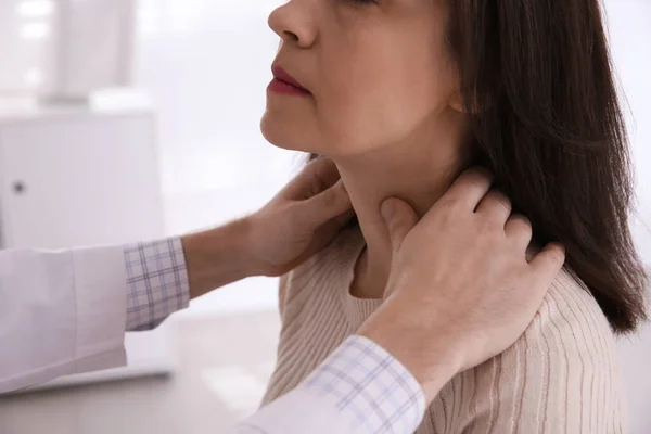 Dokter Onderzoekt Schildklier Van Patiënt Het Ziekenhuis Close — Stockfoto