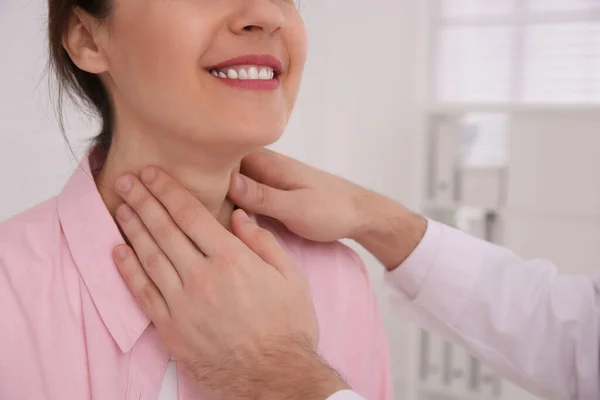 Medico Esaminando Ghiandola Tiroidea Del Paziente All Interno Primo Piano — Foto Stock