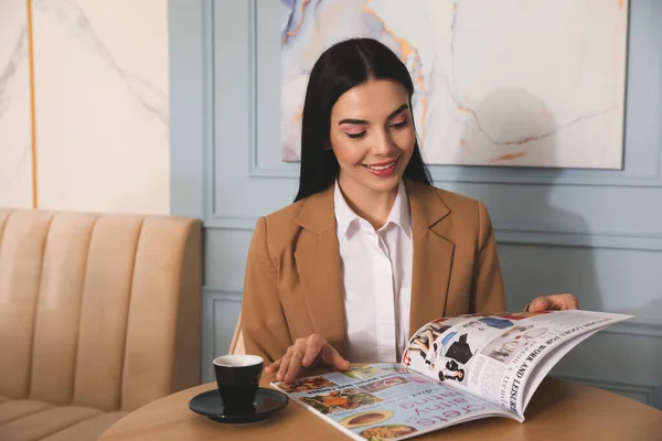 Mulher Com Xícara Revista Leitura Café Café Pela Manhã — Fotografia de Stock