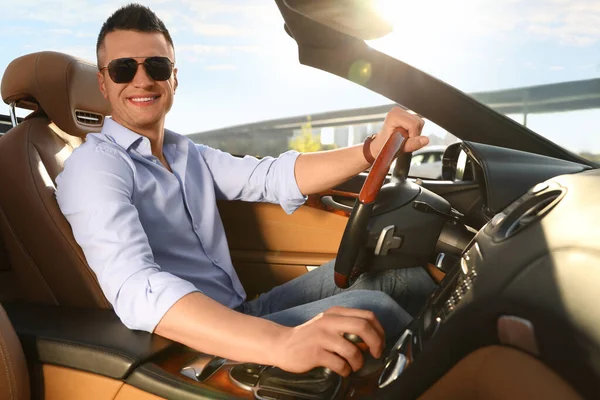 Biznesmen Jazdy Luksusowy Kabriolet Samochód Zewnątrz Słoneczny Dzień — Zdjęcie stockowe