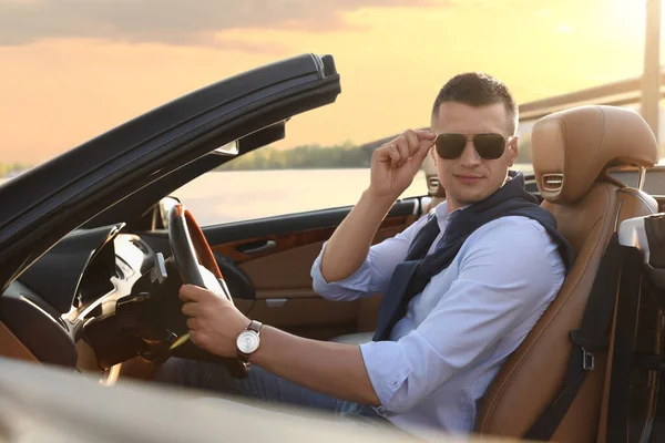 Elegante Uomo Guida Moderna Lusso Auto Cabriolet All Aperto — Foto Stock