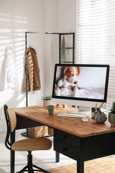 Intérieur Élégant Bureau Domicile Avec Lieu Travail Confortable — Photo