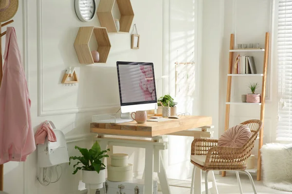 Intérieur Élégant Bureau Domicile Avec Lieu Travail Confortable — Photo