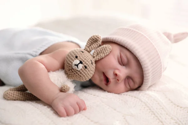 Entzückendes Neugeborenes Mit Spielzeughase Das Auf Weißem Strickkariert Schläft — Stockfoto