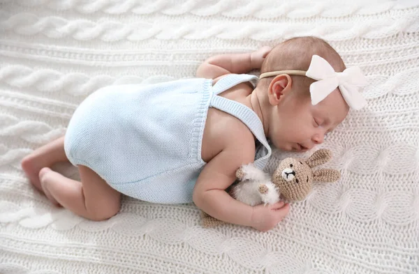 Очаровательный Новорожденный Ребенок Игрушечным Кроликом Спит Белом Трикотажном Клетчатом Выше — стоковое фото