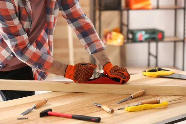 Charpentier Façonnant Barre Bois Avec Plan Main Table Dans Atelier — Photo